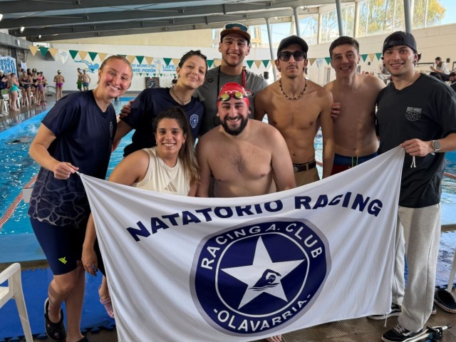 El equipo de nataci�n de Racing compiti� en Laprida